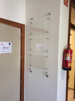 displays metacrilato transparente sujecto con piezas y tensores de acero inox para intercambio fácil de información en oficinas, inmobiliarias, etc