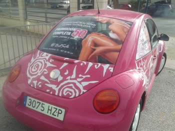 Coche rotulado con vinilo impreso y de corte